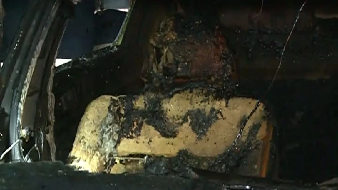 Maşini cuprinse de flăcări în Bucureşti au ars de la un scurtcircuit