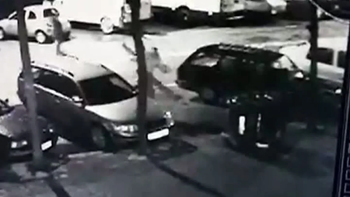 IMAGINI ULUITOARE în Focşani. Mai multe maşini au fost vandalizate VIDEO