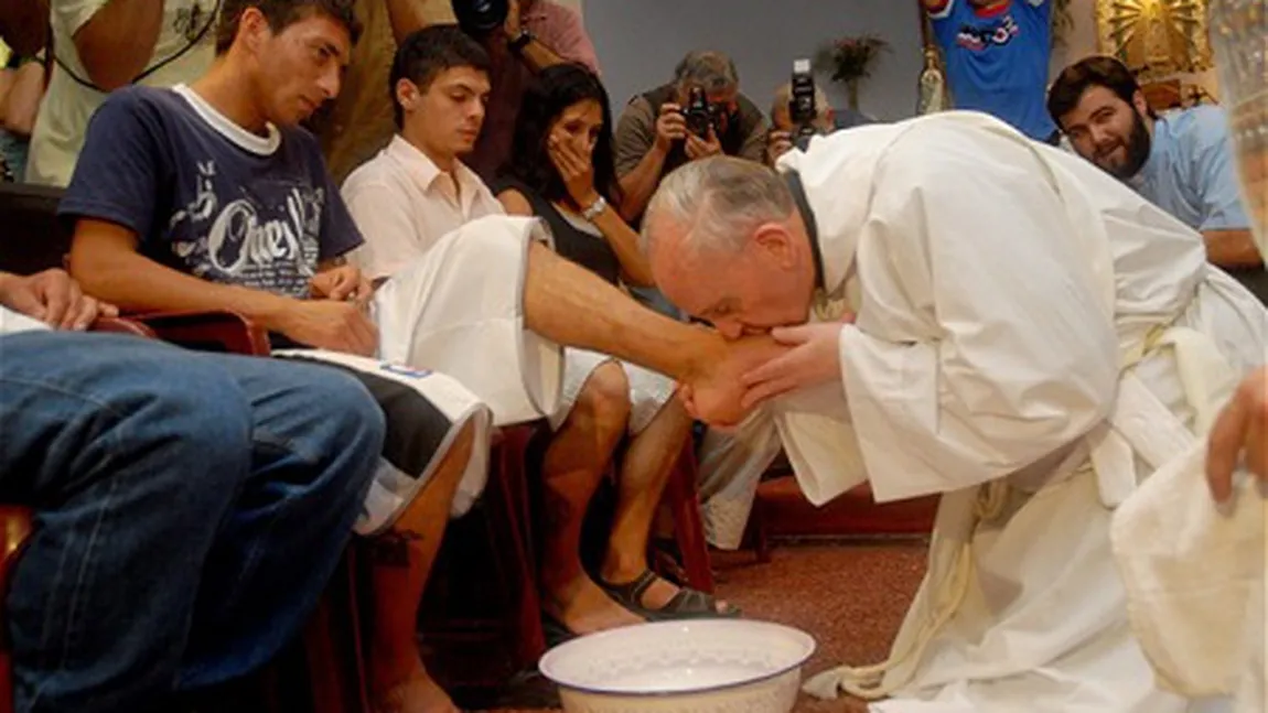 Premieră la Vatican: Papa Francisc a spălat picioarele refugiaţilor în Joia Mare a Paştelui Catolic