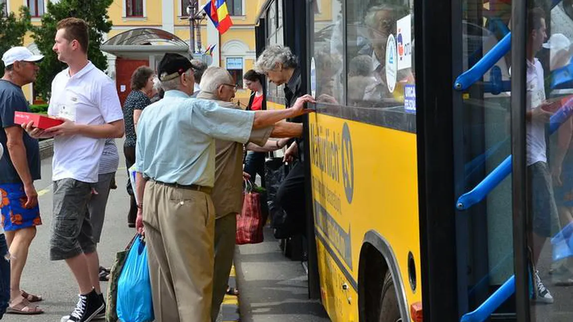 Senatul a decis: Pensionarii care nu folosesc tichetele de transport pot cere decontarea lor