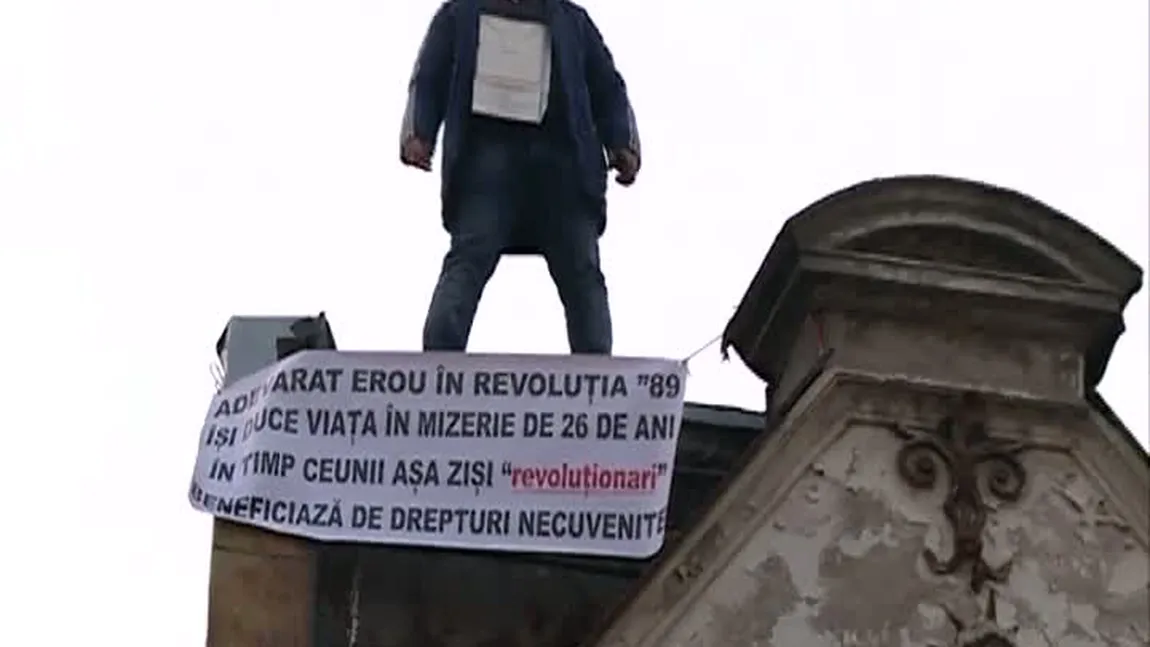 Protest disperat după ultimul decret semnat la Cotroceni. Un bărbat ameninţă că se sinucide