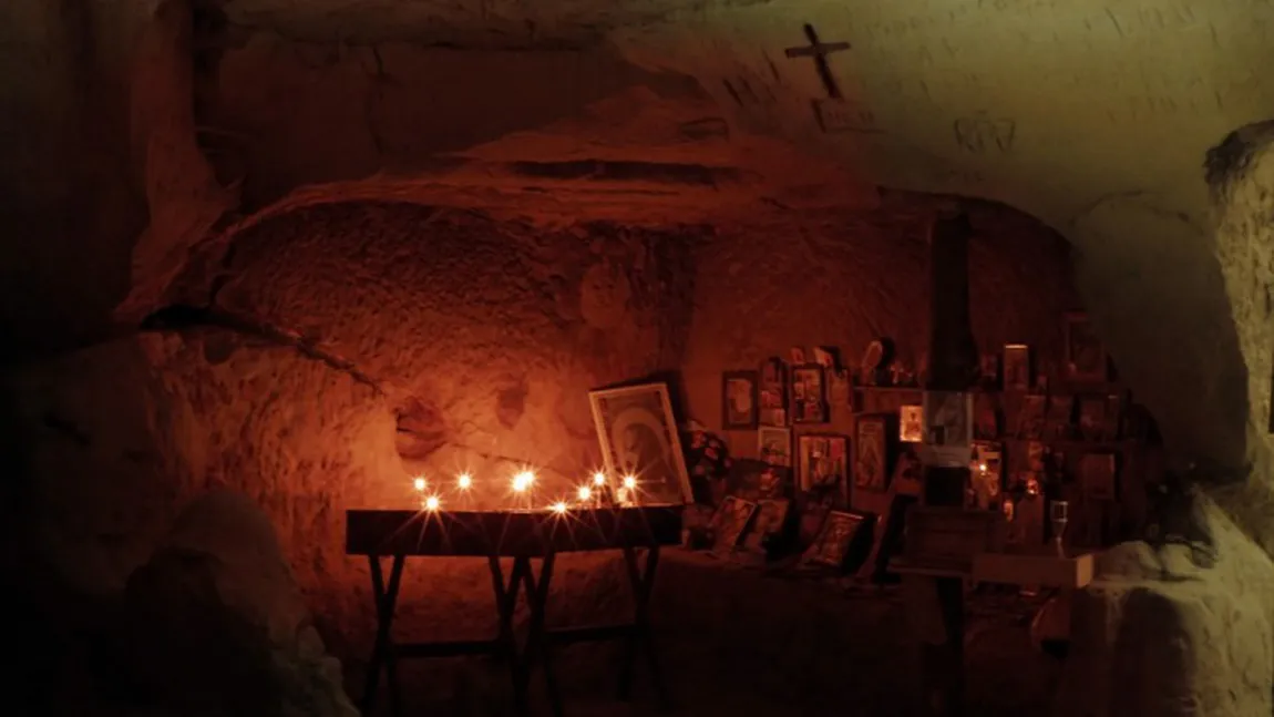 Misterele care învăluie Templul Ursitelor din Munţii Făgaraş. În timpul slujbei apar SFERE LUMINOASE VIDEO
