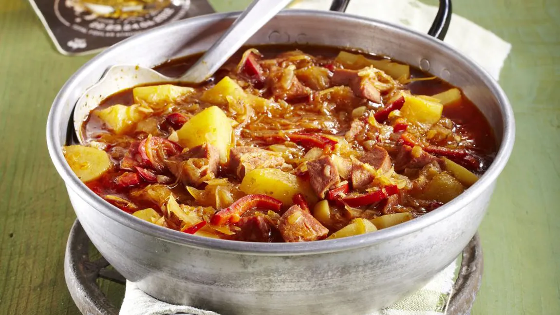 REŢETA ZILEI: Tocăniţă de varză murată cu carne de porc