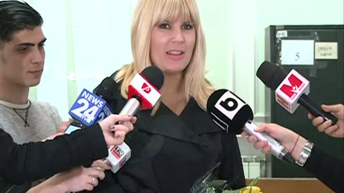 Elena Udrea, întâmpinată cu flori, mărţişor şi îmbrăţişări la proces VIDEO