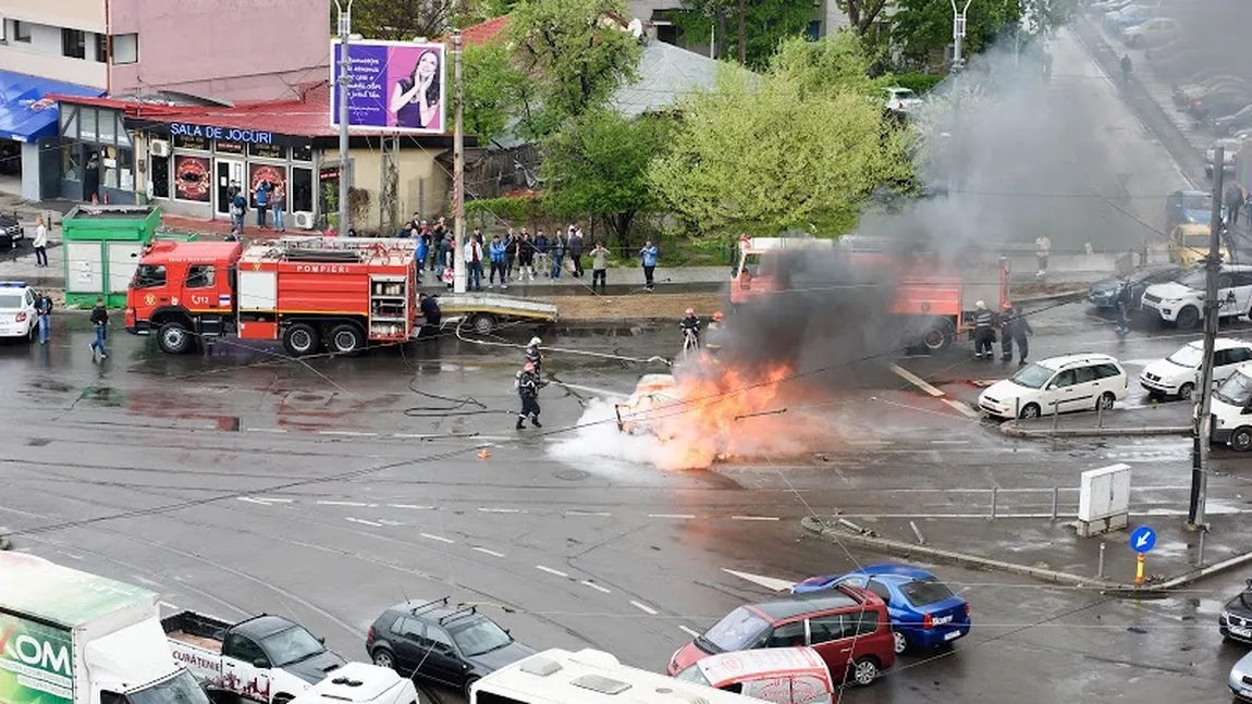 Maşină în flăcări după un accident grav în Capitală. Şoferul, la un pas să ardă de viu GALERIE FOTO