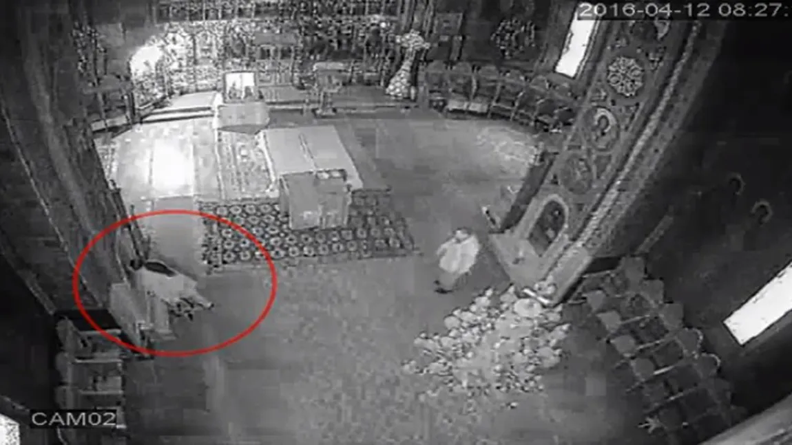 O femeie din Bacău, surprinsă în timp ce fura dintr-o biserică VIDEO