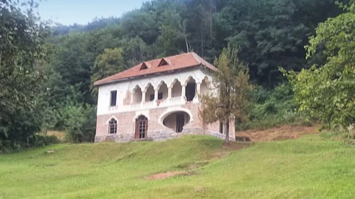 Conace boiereşti, la preţ de garsonieră. Iată cu cât poţi cumpăra un imobil istoric VIDEO
