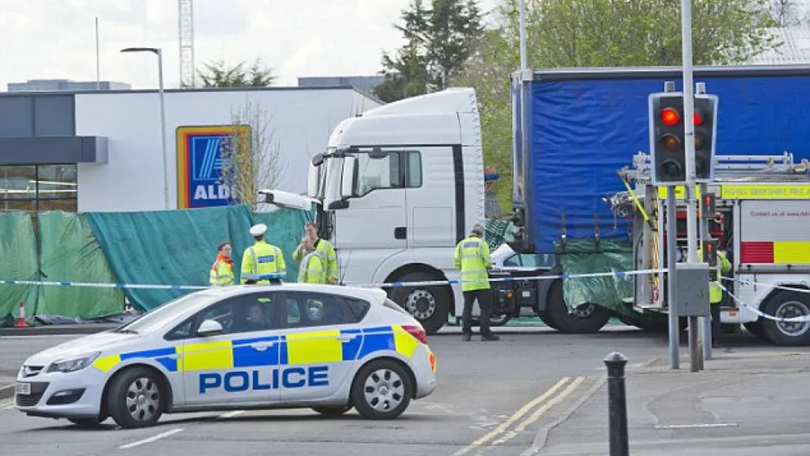 CUTREMURĂTOR! O tânără mămică a sfârşit sub roţile unui camion după ce a salvat viaţa fetiţei ei