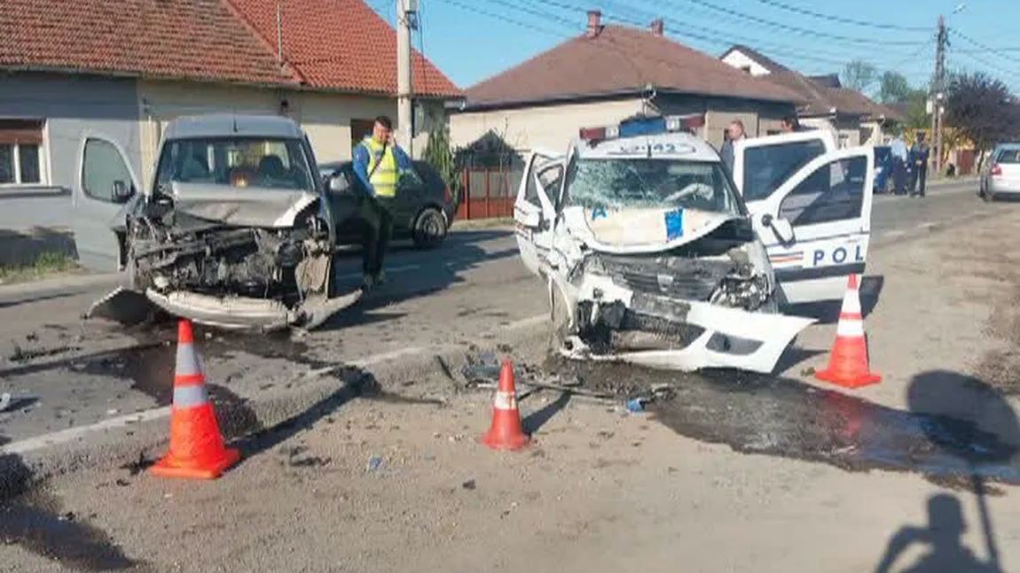 Accident grav cu maşina poliţiei. Şase persoane, printre care trei agenţi, au fost rănite