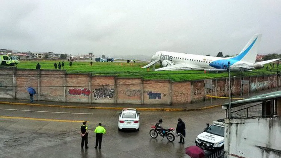 Un avion cu 100 de persoane la bord, aproape să se prăbuşească pe autostradă VIDEO