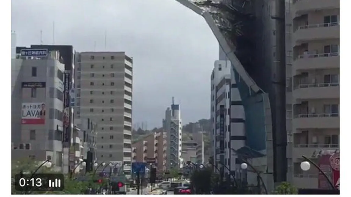 Japonia, bântuită de vânturi înfricoşător de puternice. Un bloc s-a prăbuşit în mijlocul străzii VIDEO