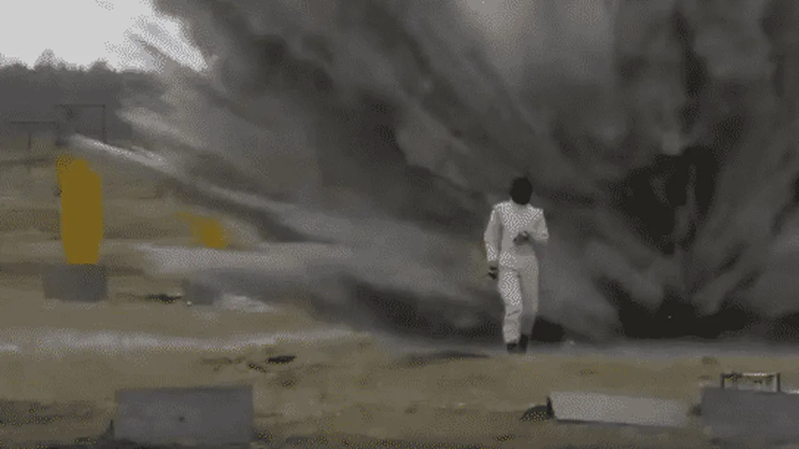 O femeie soldat din Rusia testează un combinezon anti-explozii. Imaginile sunt impresionante VIDEO