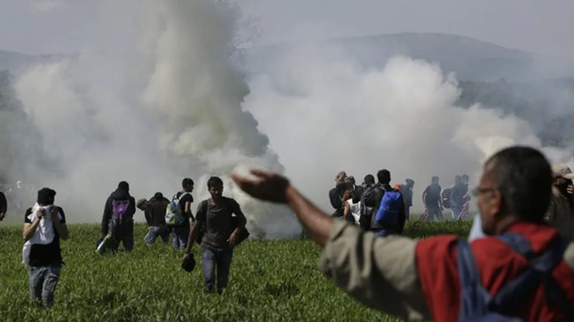 VIOLENŢE: Peste 250 de migranţi au fost răniţi în incidentele de la frontiera greco-macedoneană