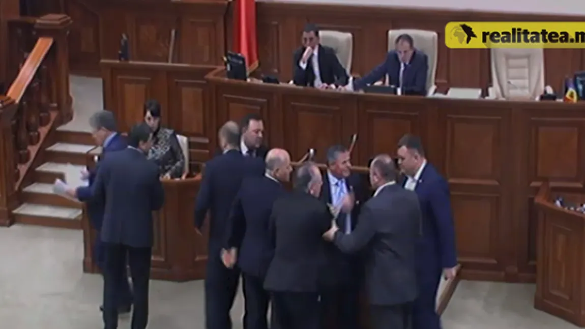 Îmbrânceli în Parlamentul de la Chişinău. Mai mulţi aleşi au sărit la bătaie VIDEO