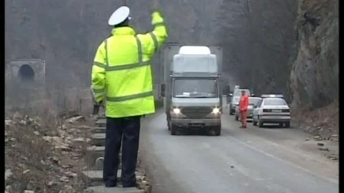 Trafic restricţionat pe DN1. Alunecari de teren la Şcoala de Poliţie din Câmpina