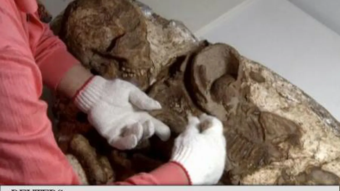 Descoperire şocantă a arheologilor: O mamă îşi ţine copilul sugar în braţe, de 4.800 ani VIDEO