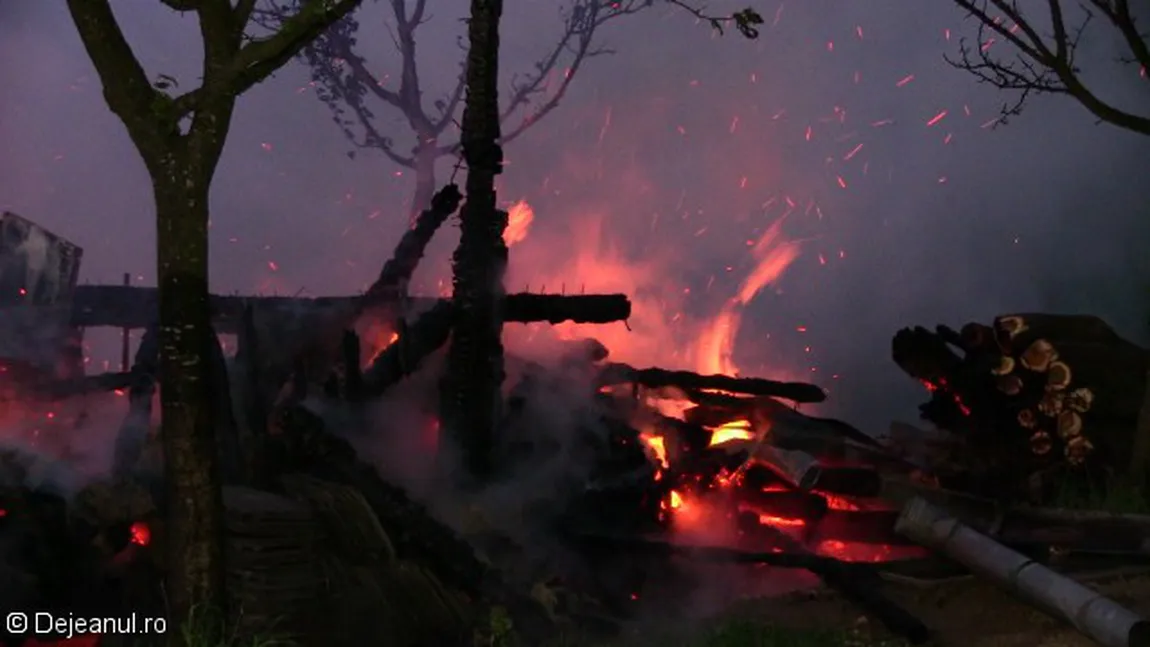 Incendiu la o cabană din Dej. Focul a fost pus intenţionat VIDEO