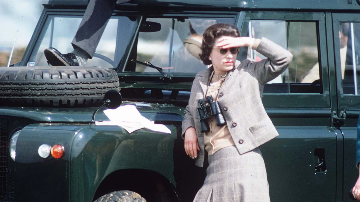 MODĂ de regină. Ţinute inedite purtate de Elisabeta a II-a a Marii Britanii de-a lungul anilor GALERIE FOTO