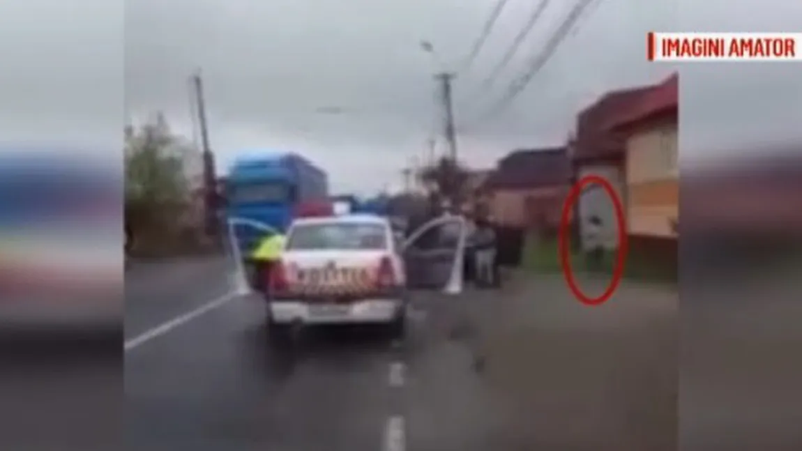 Scene tragi-comice, surprinse de o cameră video. O hoaţă s-a făcut nevăzută sub nasul poliţiştilor