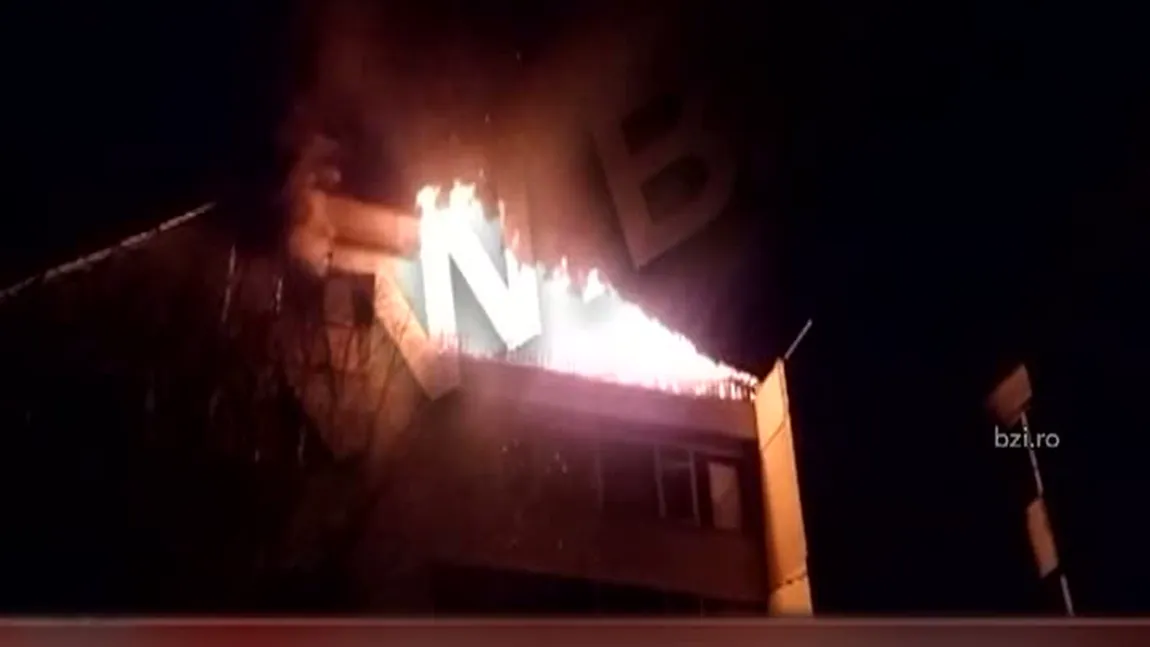 Incendiu de proporţii la un bloc din Iaşi. Toţi locatarii au fost evacuaţi VIDEO
