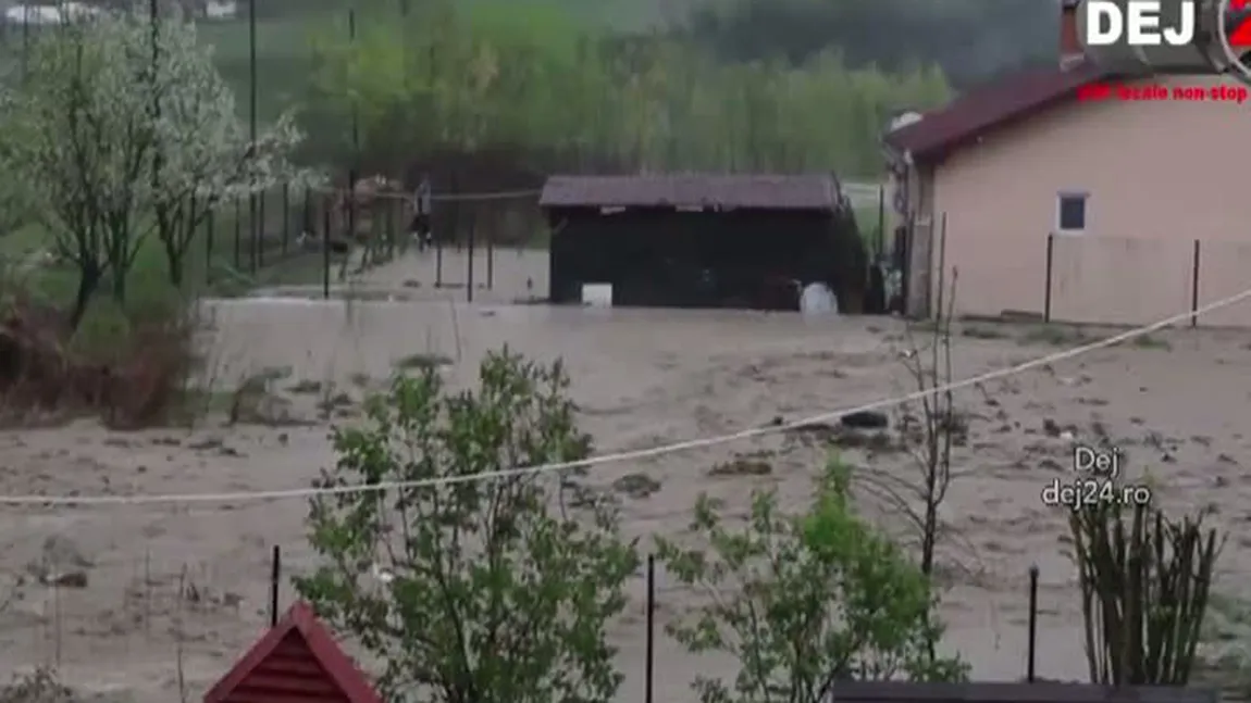 PLOI TORENŢIALE până luni seară: Gospodării şi case inundate după o rupere de nori VIDEO