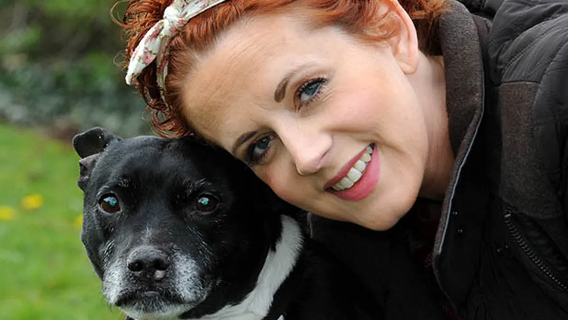 O femeie a fost diagnosticată cu cancer datorită câinelui ei. Cum s-a terminat totul