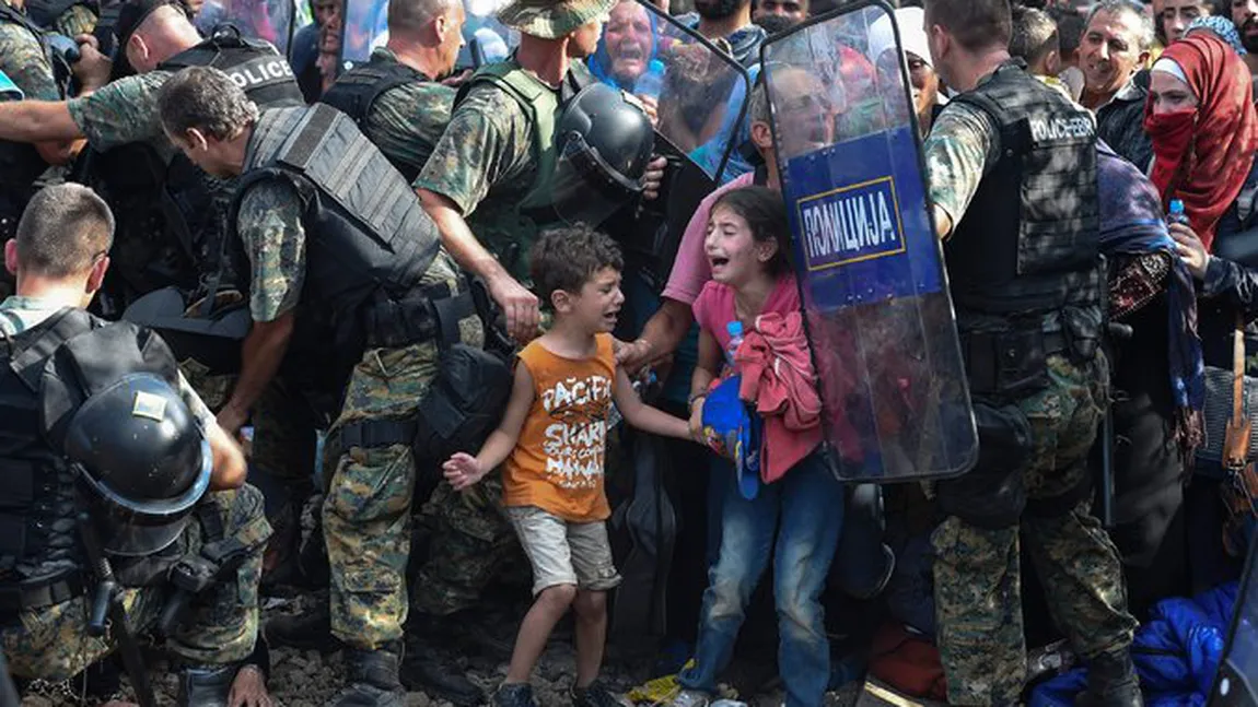 Confruntări la graniţa dintre Grecia şi Macedonia. Zeci de imigranţi au încercat să împingă un vagon pe şine