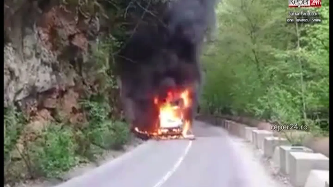 O maşină a luat foc în mers în apropiere de Cascada Bigăr. Şoferul s-a salvat în ultima clipă