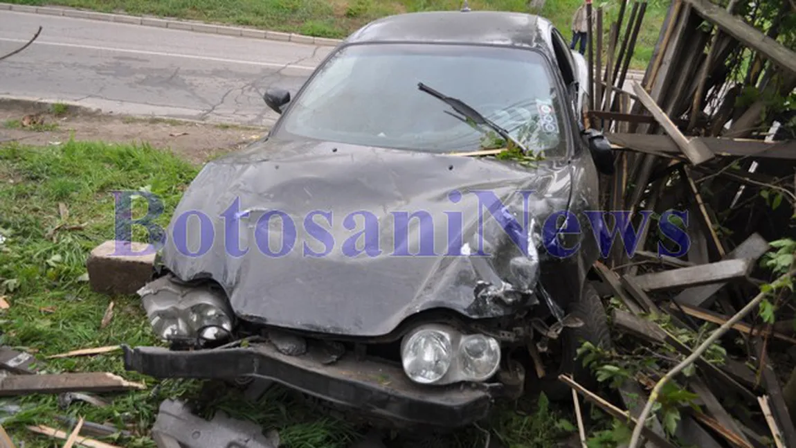 Accident neobişnuit în Botoşani. Un şofer a pierdut controlul volanului şi a ajuns cu maşina în zidul unei case