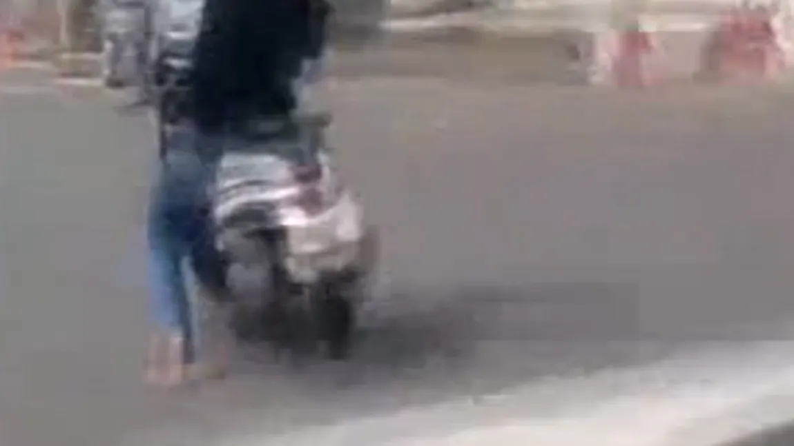 Un bărbat a adormit pe scuter, în timp ce era în trafic VIDEO