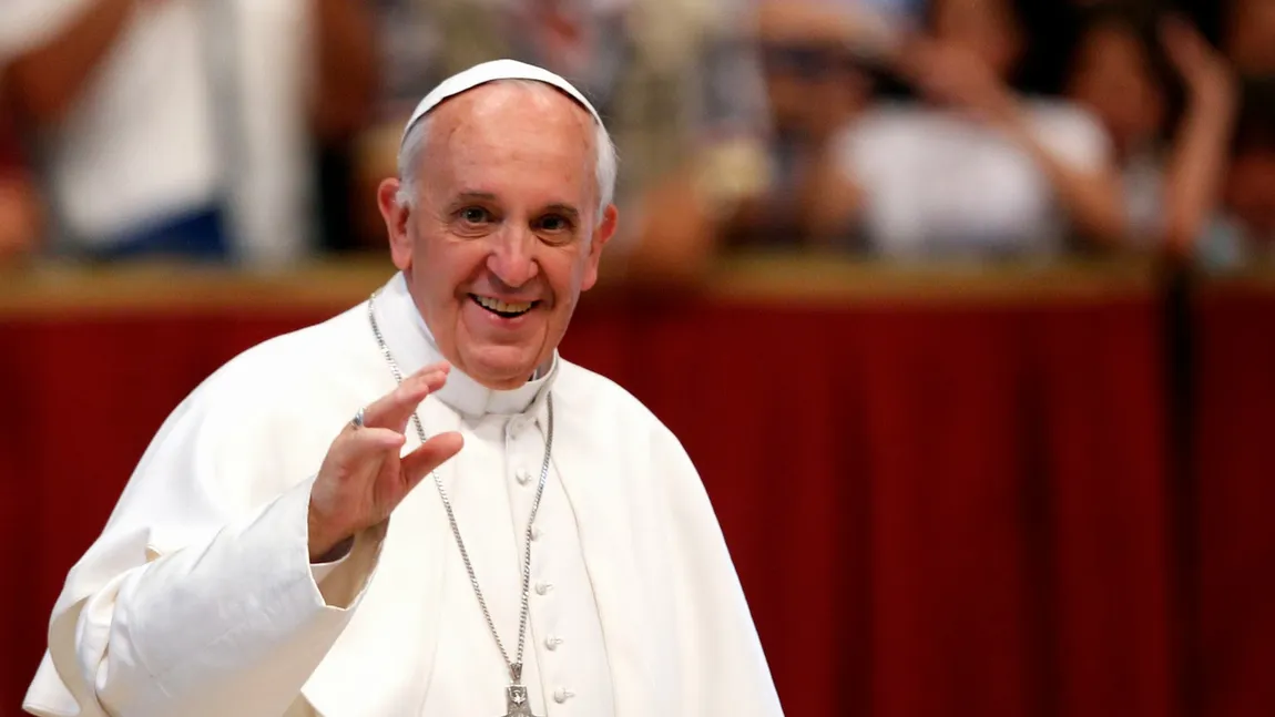Papa Francisc a apărut pe neaşteptate la împărtăşania tinerilor în piaţa Sfântul Petru