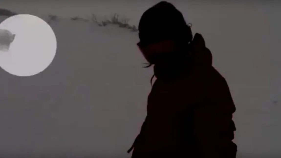 SCENE INCREDIBILE. O tânără a fost urmărită de un urs în timp ce făcea snowboard VIDEO