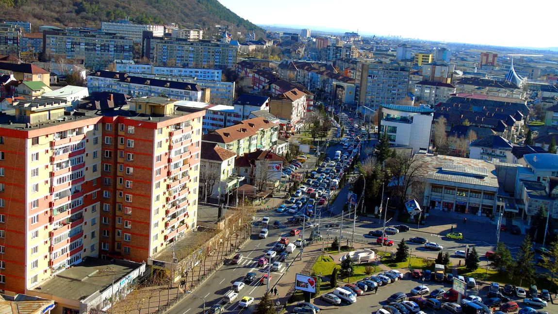 Acoperişul unui bloc cu 10 etaje din Piatra Neamţ, smuls de vântul puternic