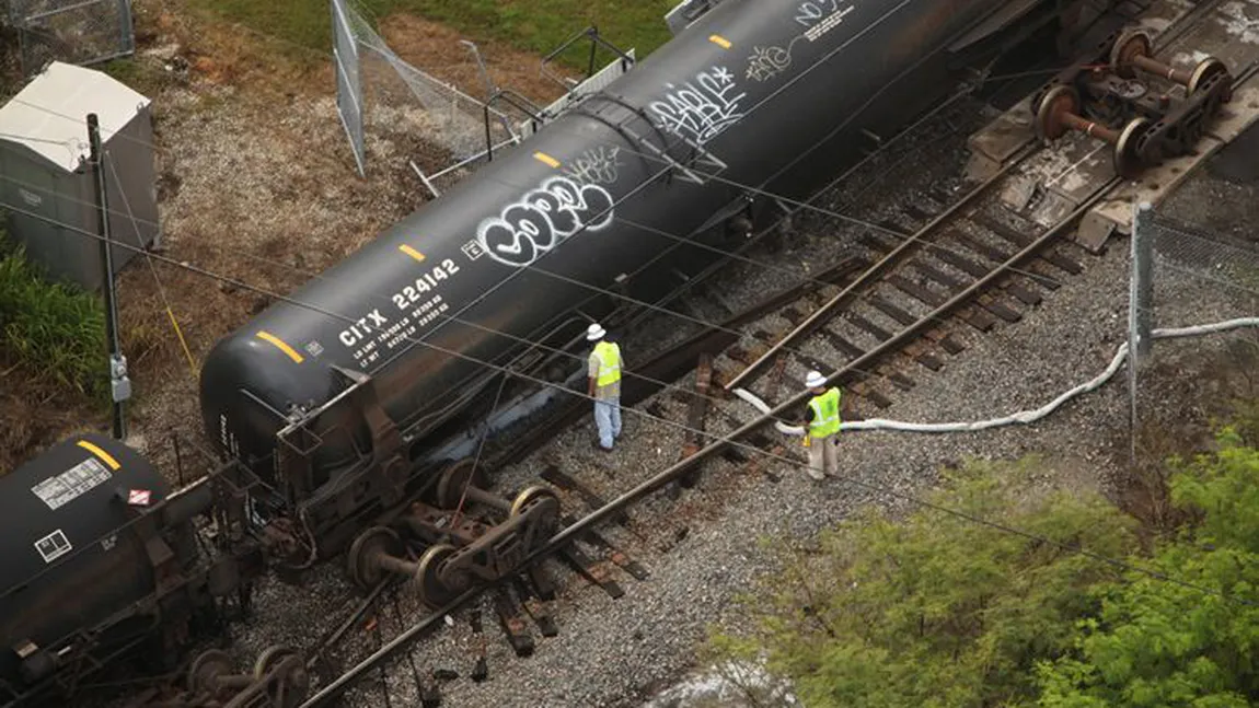 Un tren care transporta substanţe toxice A DERAIAT lângă Washington