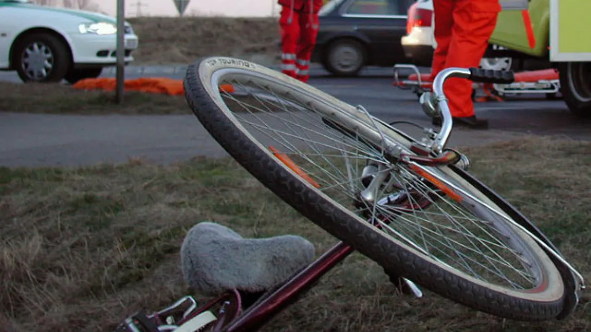 Un biciclist din Capitală a fost accidentat cu portiera de un poliţist