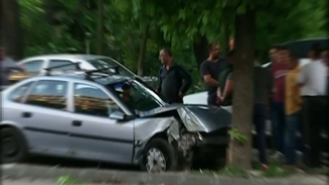Accident în Capitală. Trei persoane au fost rănite după ce două maşini s-au ciocnit violent VIDEO