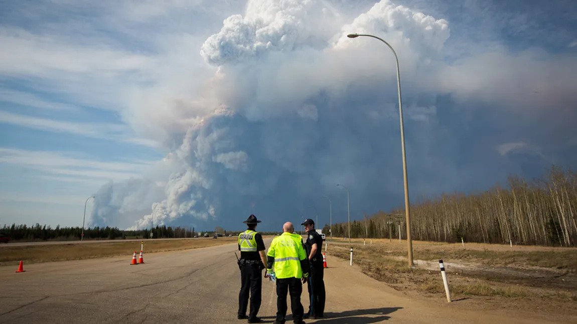 Canada: Peste 80.000 de sinistraţi în urma incendiilor de pădure. Stare de URGENŢĂ. Următoarele 24 de ore, CRUCIALE