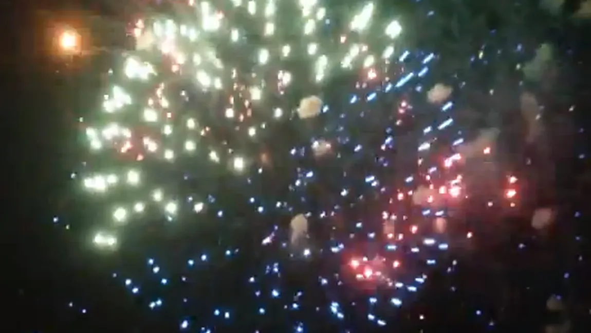 Foc de artificii cu FINAL TRAGIC: un mort şi mai mulţi răniţi, după ce o rachetă a explodat în mulţime VIDEO