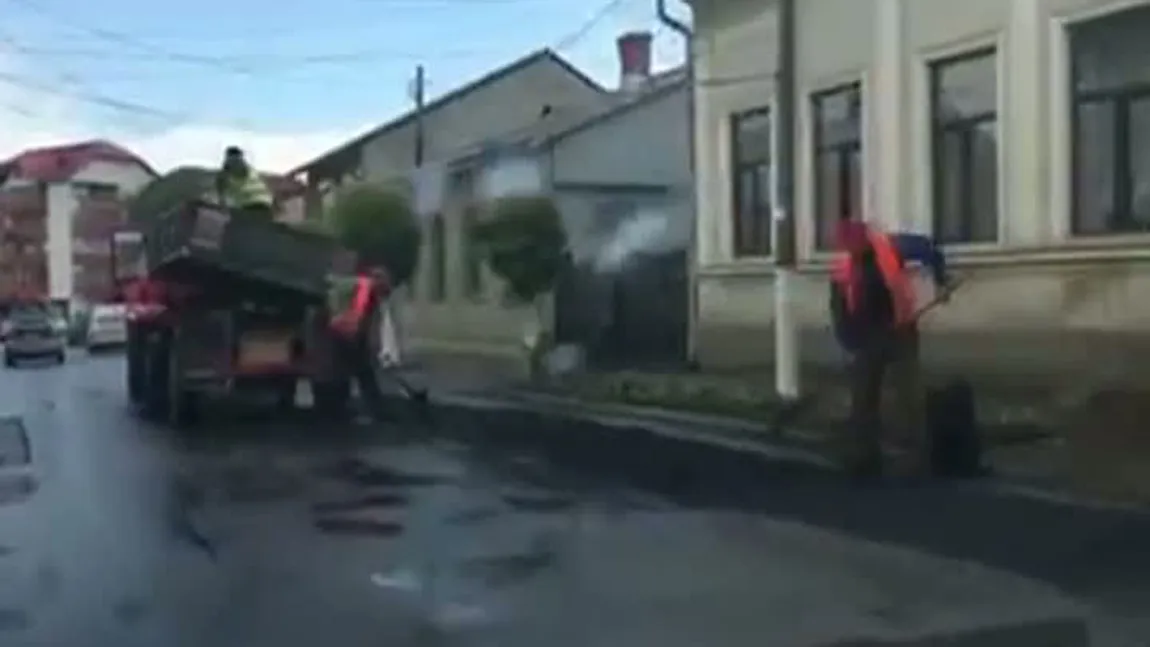 Asfaltare pe ploaie în Rădăuţi VIDEO