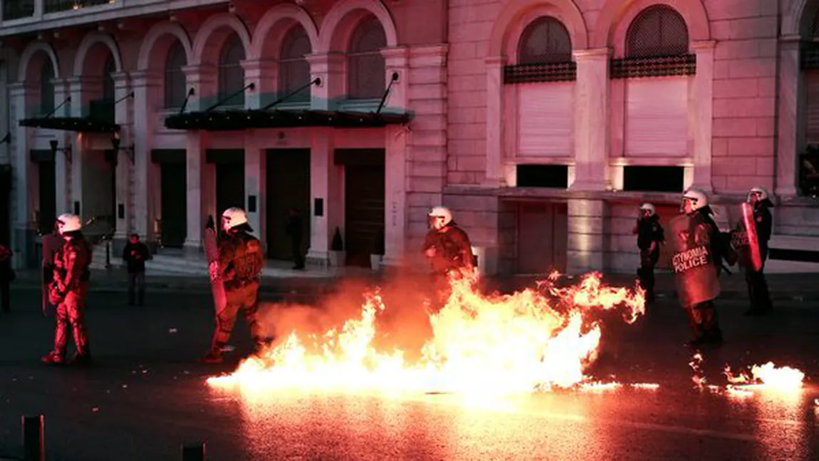 Proteste violente în faţa Parlamentului de la Atena. Poliţia a folosit gaze lacrimogene