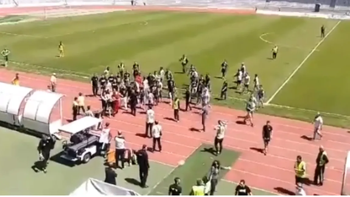 SCENE INCREDIBILE pe Cluj Arena. Fanii lui U Cluj au intrat cu bâte pe teren VIDEO