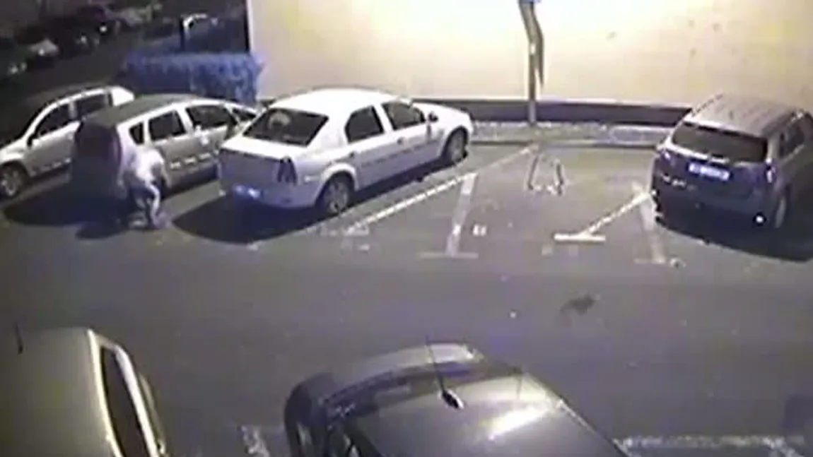 Vandal surprins în acţiune. Un bărbat a fost filmat în timp ce tăia cauciucurile maşinilor vecinilor VIDEO