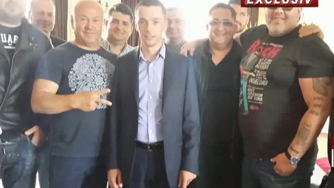 Un candidat la primărie, prieten cu interlopi care dau foc banilor pe stradă VIDEO