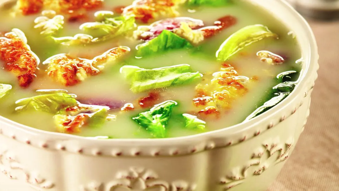 Reţeta zilei: Ciorbă de salată cu omletă