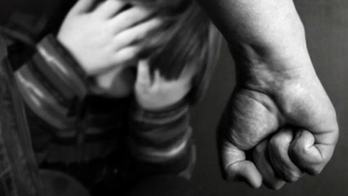 Monstru de tată. Un bărbat şi-a obligat ani la rând copiii să bea şi să se bată