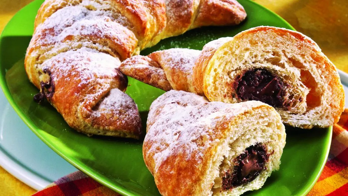Cornuri cu ciocolată, reţetă delicioasă pentru un desert tradiţional