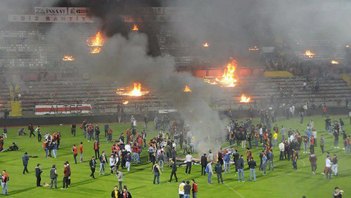 Scene şocante în Turcia. Furioşi că echipa lor a retrogradat, fanii au dat foc la stadion VIDEO