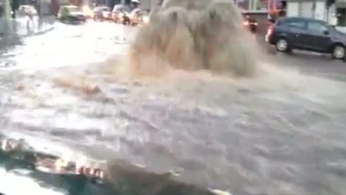 Alertă de inundaţii şi viituri în aproape toată ţara. Oraşe inundate şi oameni disperaţi VIDEO