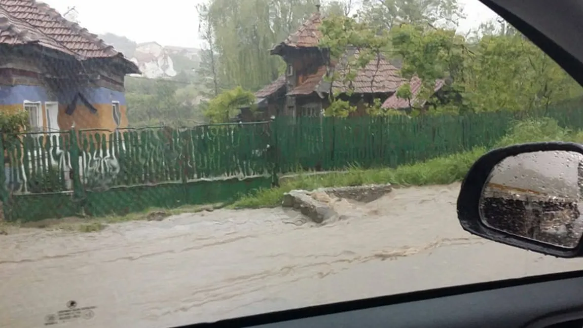 VIITURĂ puternică în Vâlcea. DN 7 a fost inundat, maşinile au fost luate de ape VIDEO