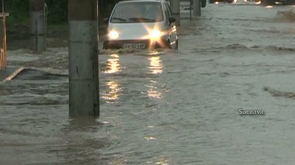 FURTUNI PUTERNICE în mai multe judeţe: Circulaţia rutieră îngreunată, după ce străzile au fost inundate de ploi VIDEO